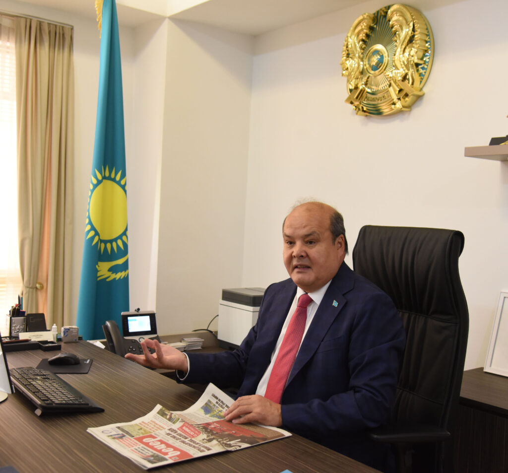 Қазақстанның Солтүстік Македониядағы Елшісі Сатыбалды Бұршақовтың македониялық «Вечер» газетінің тілшісі Виолета Стоименова-Наумоскаға берген сұхбаты