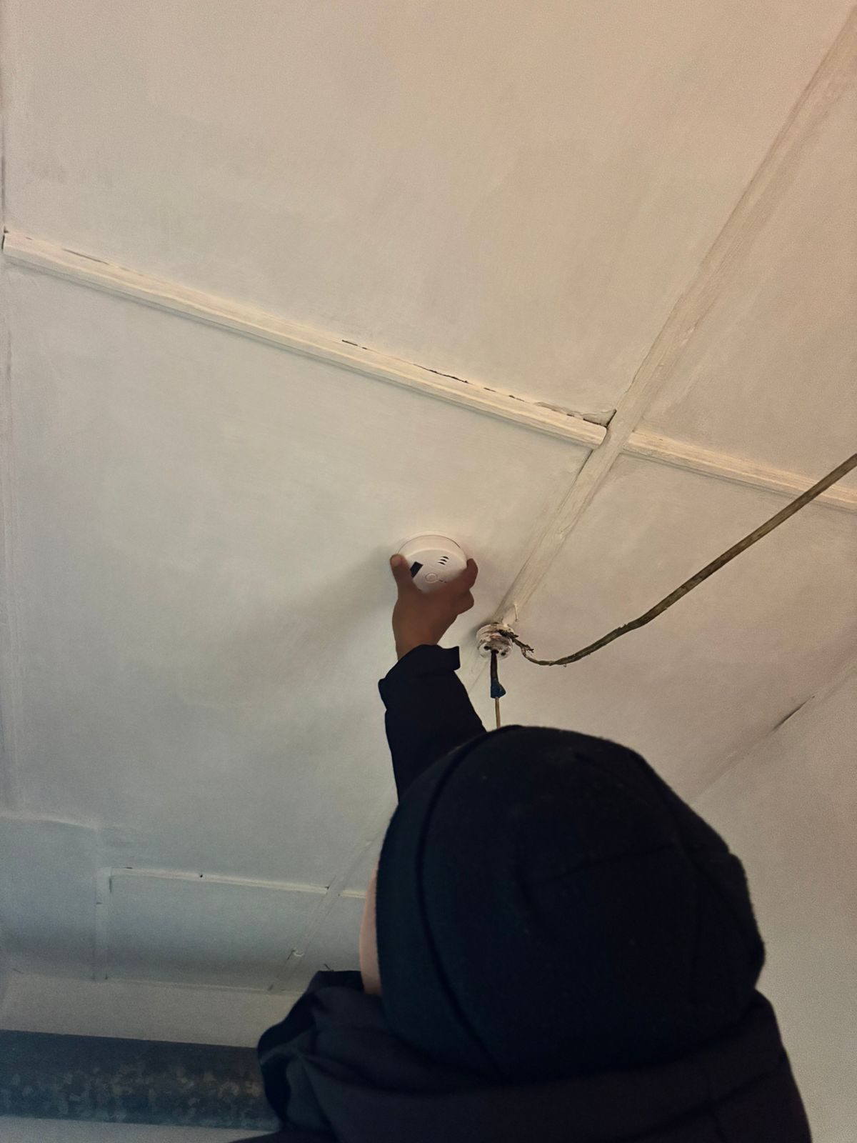 Красная поляна ауылдық округі бойынша аз қамтылған және көпбалалы отбасылардың үйлеріне өрттің алдын алу шаралары аясында дабылқаққыш құрылғылары орнатылды.