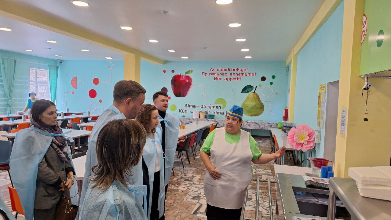 Өскемен қалалық мәслихатының депутаттары мен қалалық Қоғамдық кеңестің мүшелері тұрақты комиссиялардың бірлескен отырысы шеңберінде тамақтандыруды ұйымдастыру сапасына мониторинг жүргізу мақсатында қала мектептеріне баруды өткізді.
