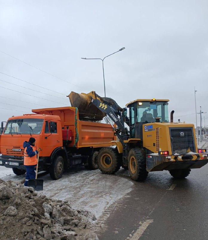 Около 3000 дорожных рабочих вышли на уборку снега с утра в Астане