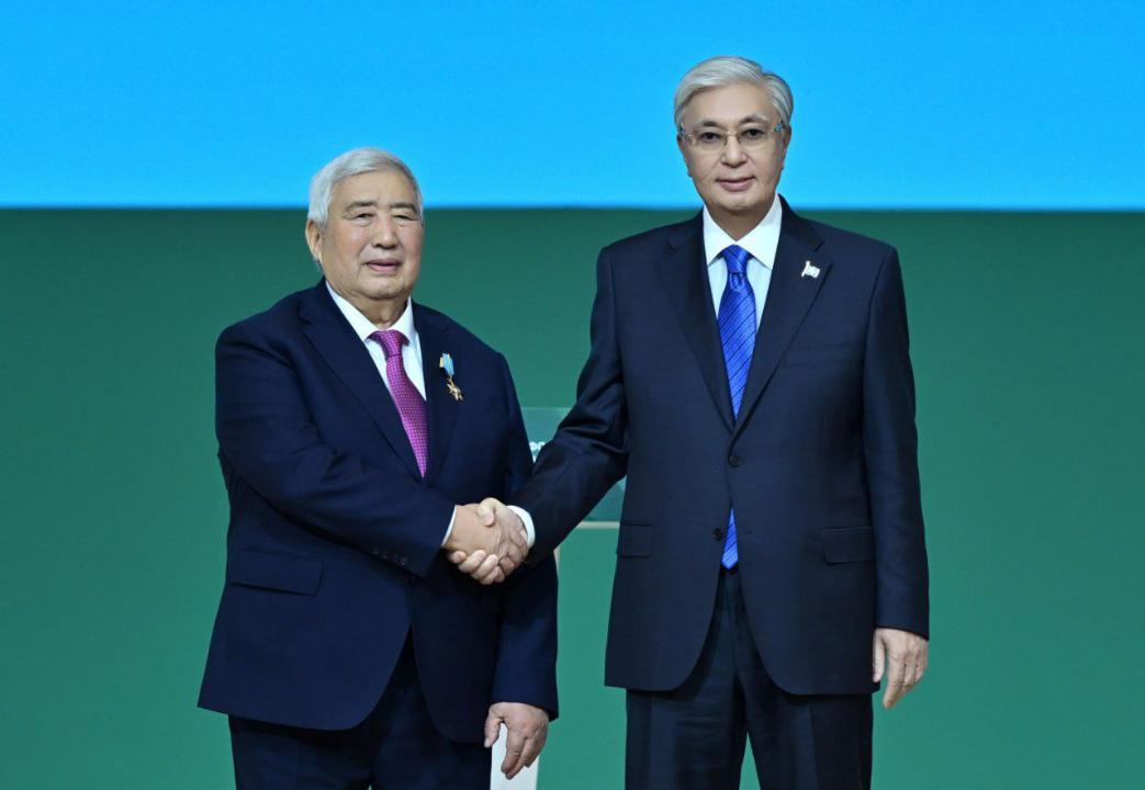 Аманғос Төлеуовке «Қазақстанның Еңбек Ері» атағы берілді