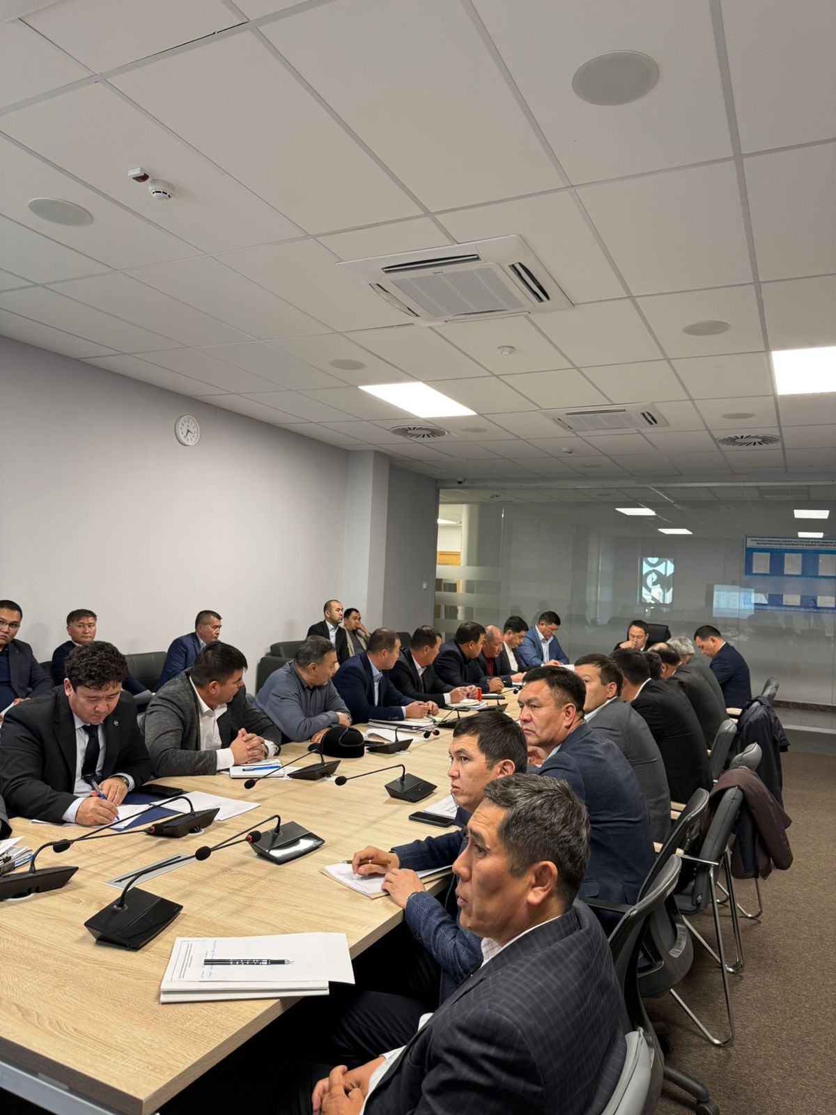 Түркістан облысы ветеринария басқармасының басшысы Е. Жәнібековтың төрағалығымен 17 аудан және қала филиал басшыларының қатысуымен 2025 жылдың 10 айының қорытындысы бойынша жиналыс өтті.