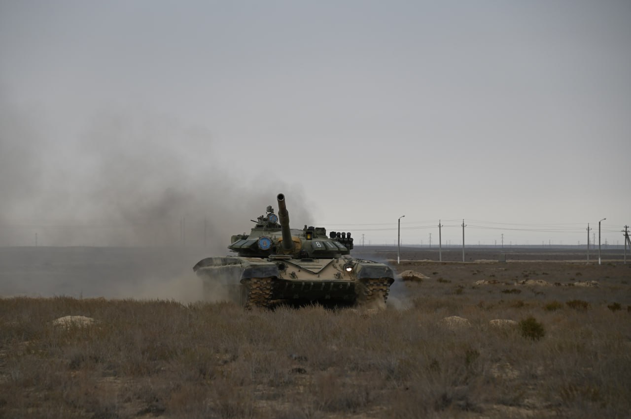 Ақтау гарнизонда алты жүзден астам теңіз жаяу әскері танк астынан өту сынағынан өтті