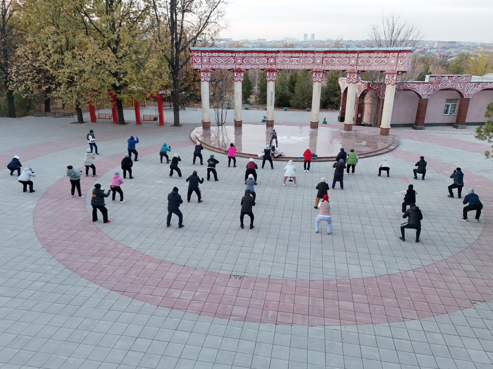 Ежедневно проводятся утренние тренировки, организованные Управлением физической культуры и спорта города Шымкента