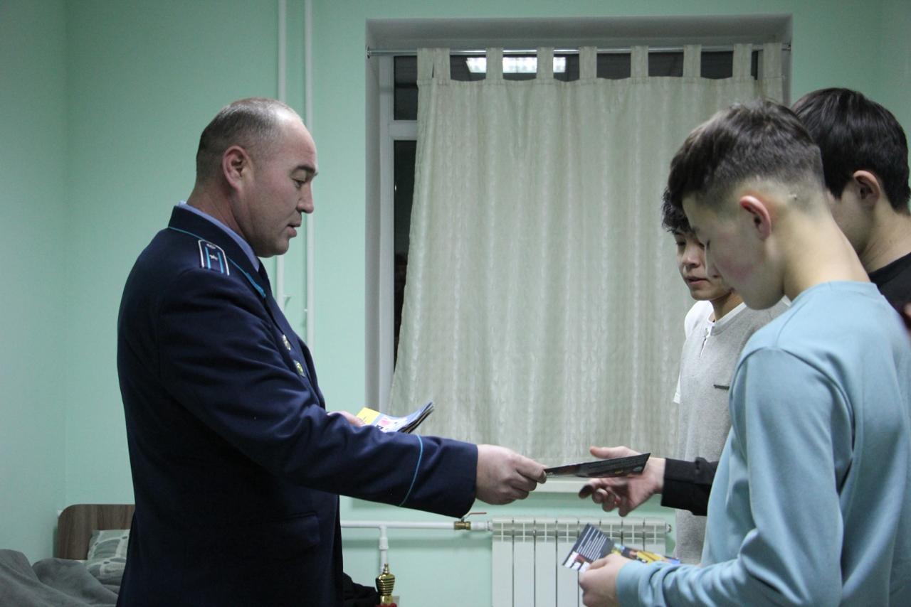 В ВКО полицейские провели рейды в студенческих общежитиях по профилактике наркомании