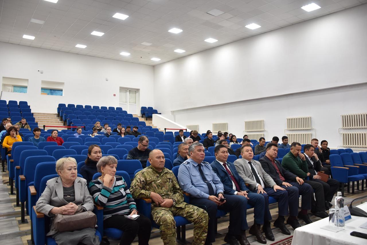 На очередной отчетной встрече аким поселка Шортанды выступил с докладом перед жителями, рассказав о проделанной работе за прошедший период и планах на будущее.