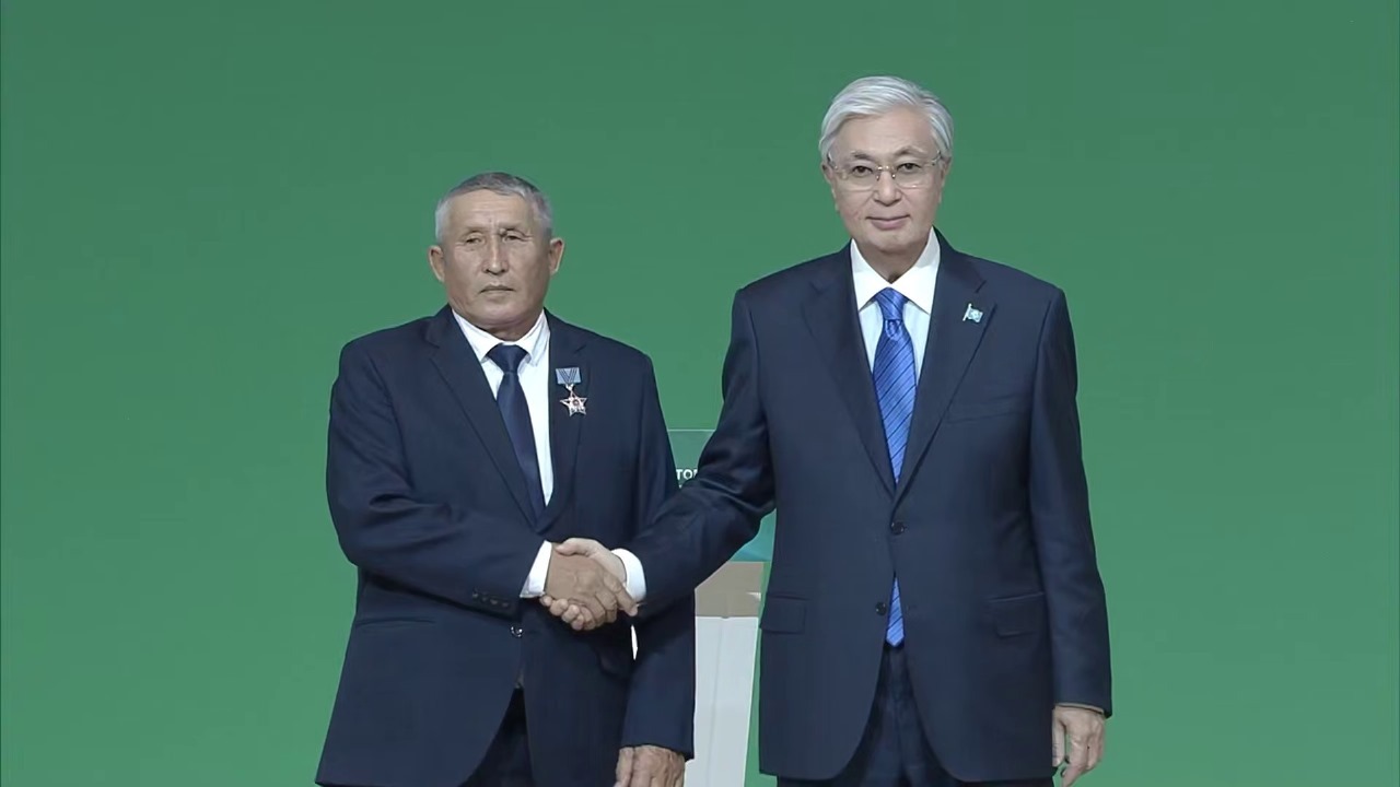 Президент Қарағанды облысының ауыл шаруашылығы ардагерін марапаттады