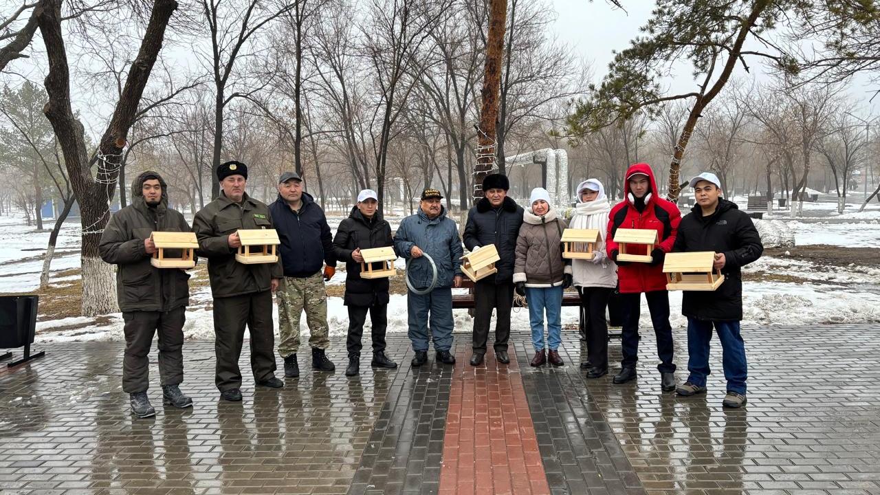 «Таза Қазақстан»: Майқұдық саябағында құстарға арналған қоректендіргіштер орнатылды