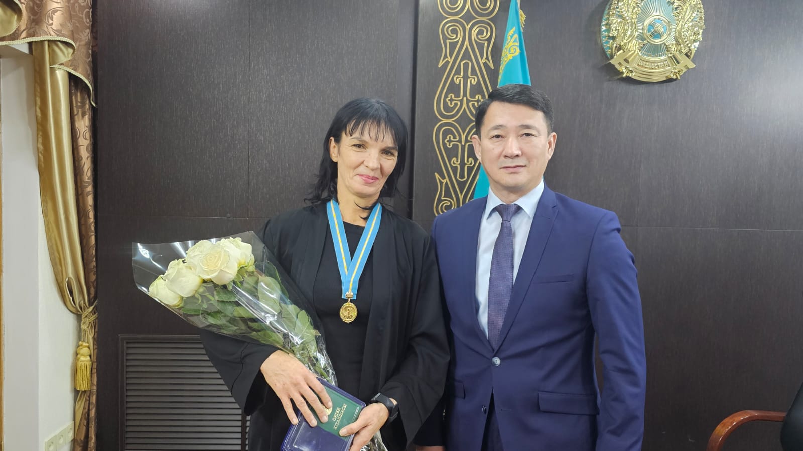 Лисаков қаласының әкімі көпбалалы ананы «Алтын алқа» төсбелгісімен марапаттады