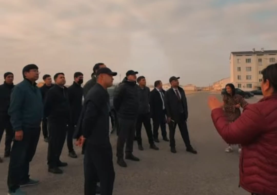 Аким Каракиянского района осмотрел состояние многоэтажных домов и обсудил вопросы, поднятые жителями