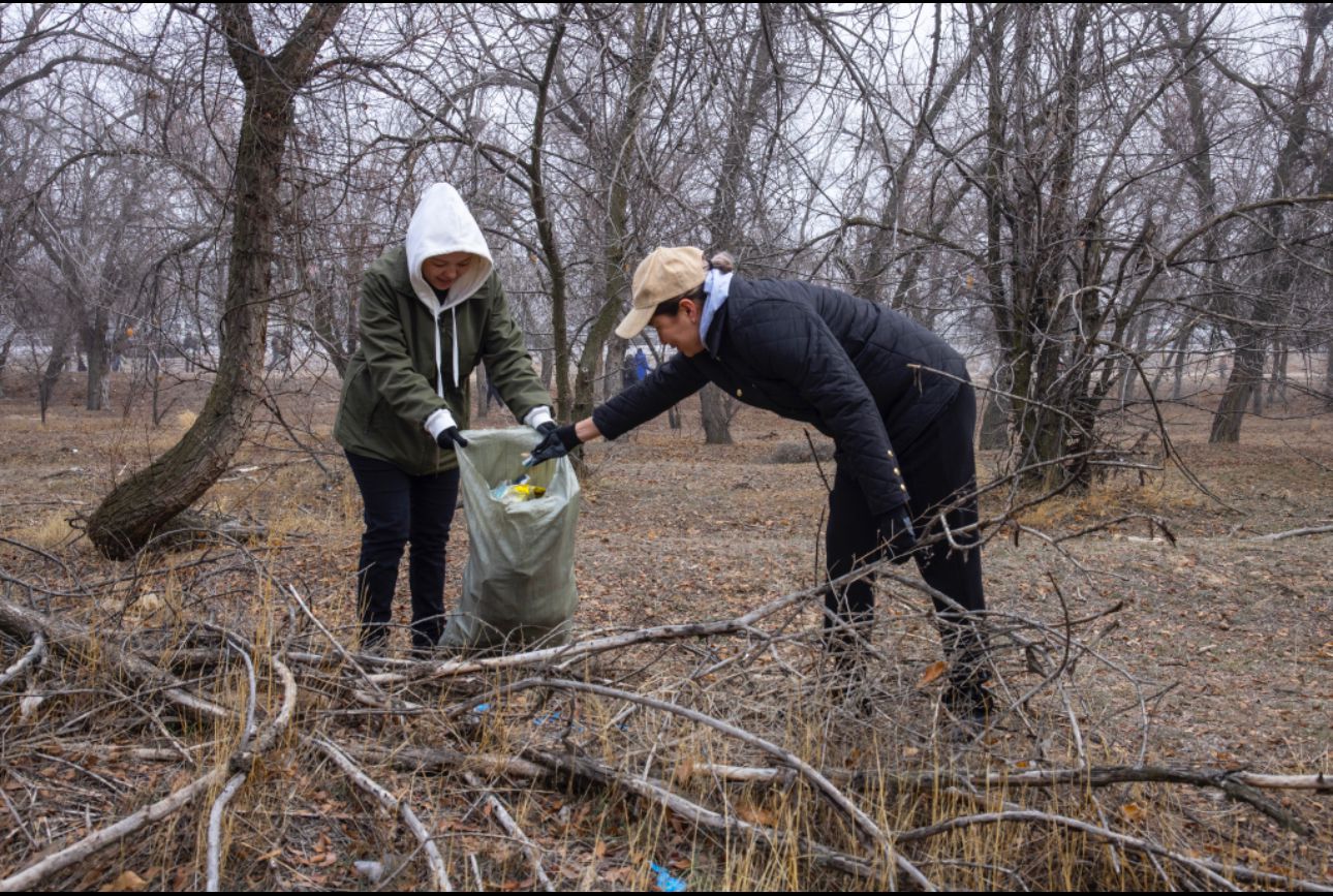 В рамках экологической акции «Таза Қазақстан» был проведён субботник вдоль автодороги «Алматы – Қонаев»