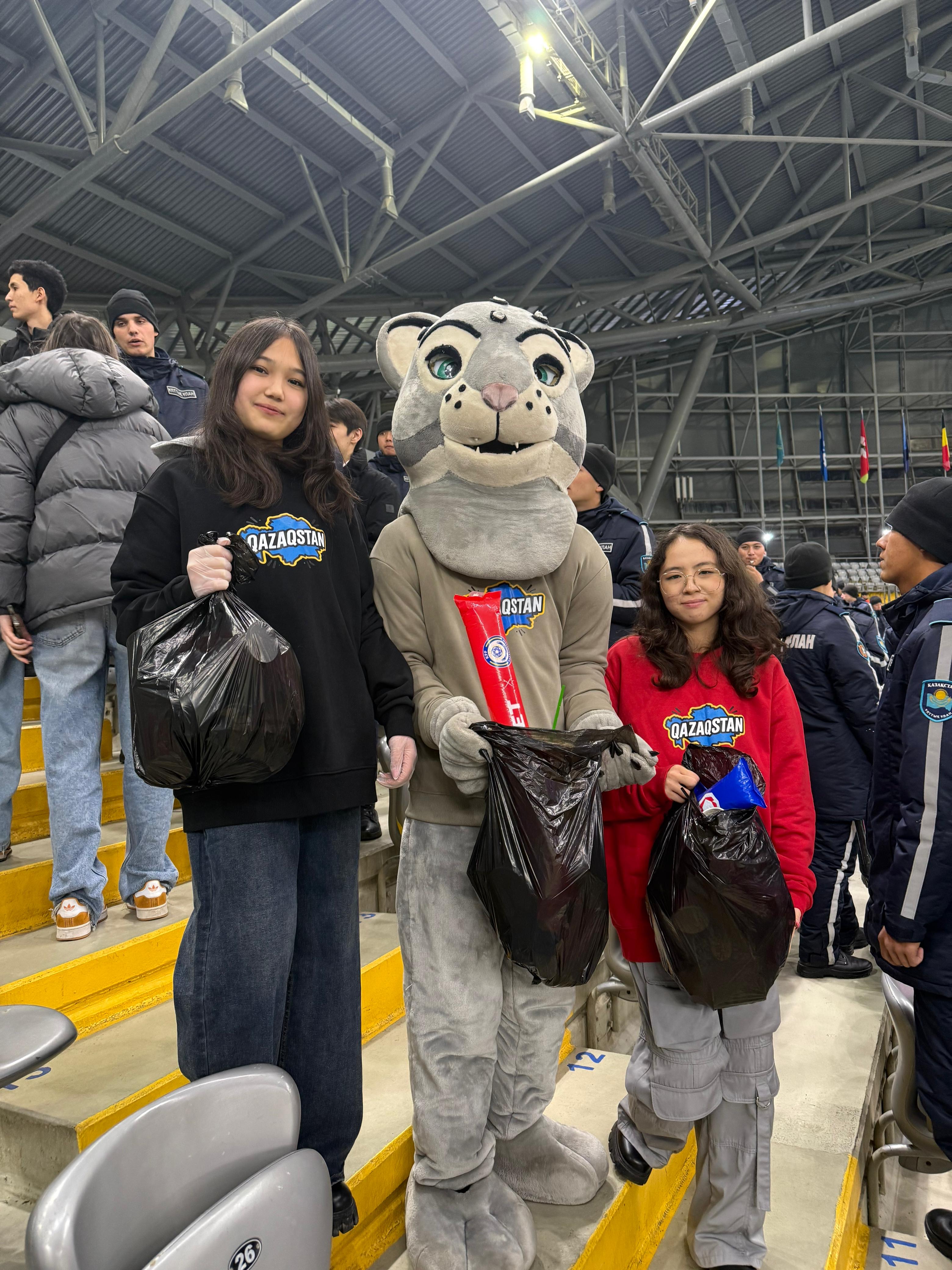 Футбольные болельщики необычно завершили матч между сборными Казахстана и Бельгии в Астане