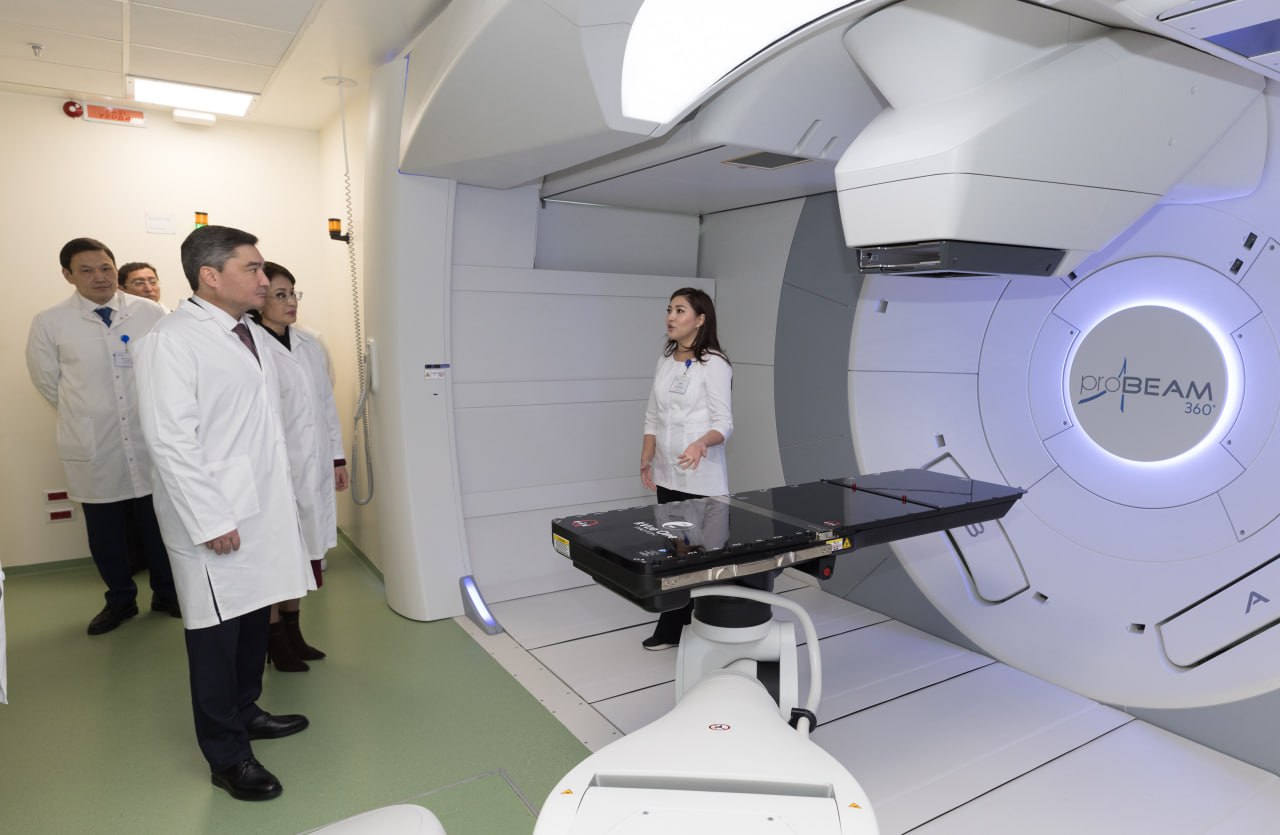 Олжас Бектенов проверил реализацию поручений Президента по развитию передовых технологий в медицине