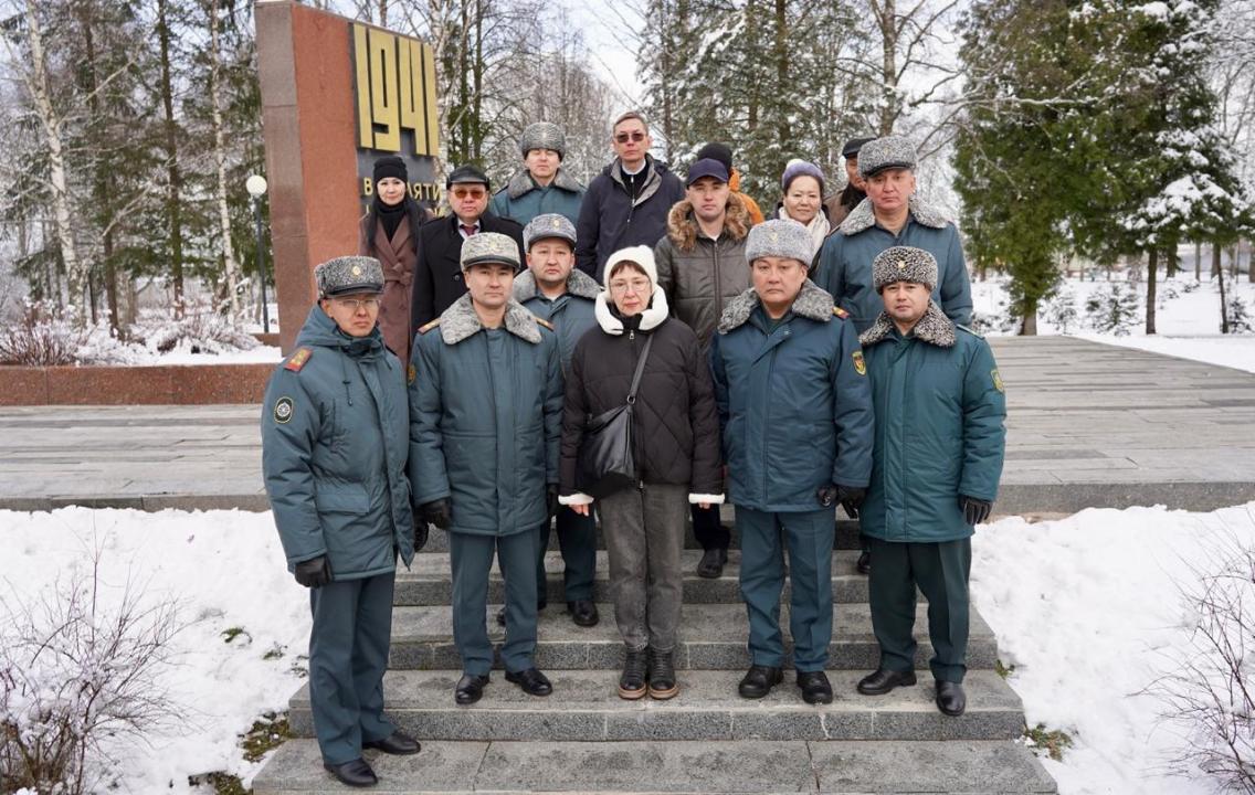 Казахстанские дипломаты почтили память героев-панфиловцев в Волоколамске