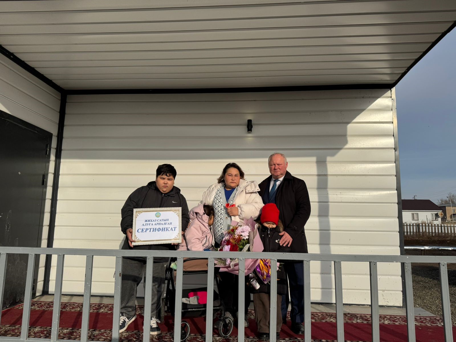 Многодетная семья в Егиндыкольском районе получила новую квартиру