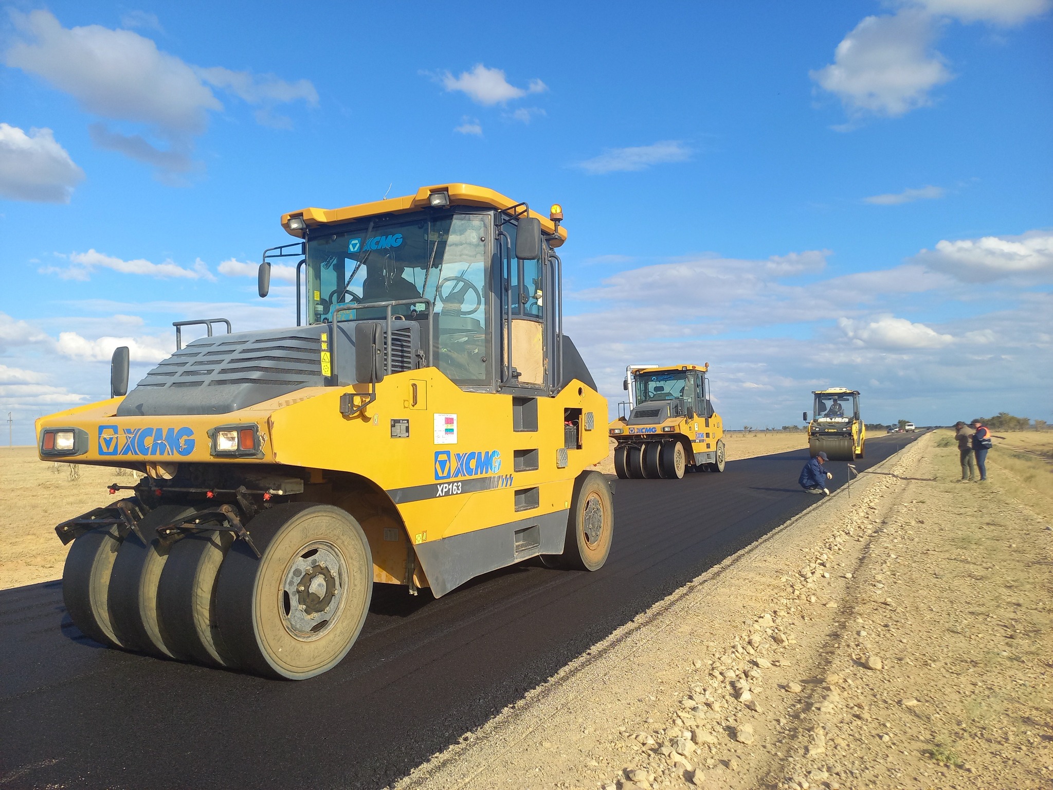 АСФАЛЬТИРОВАНИЕ ПОДЪЕЗДНОЙ ДОРОГИ ПРОДОЛЖАЕТСЯ
