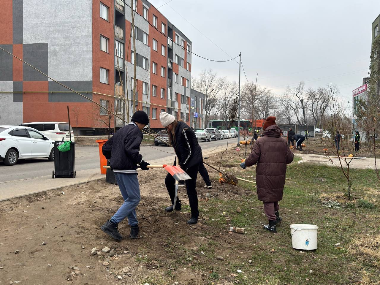 Субботник в AlmaCity E5: чистота, озеленение и забота о дворе !!!