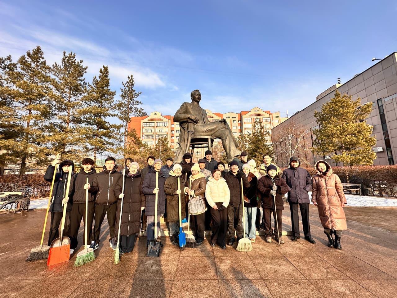 «Таза Қазақстан»: акцию чистоты провели у памятника Сакену Сейфуллину в Астане
