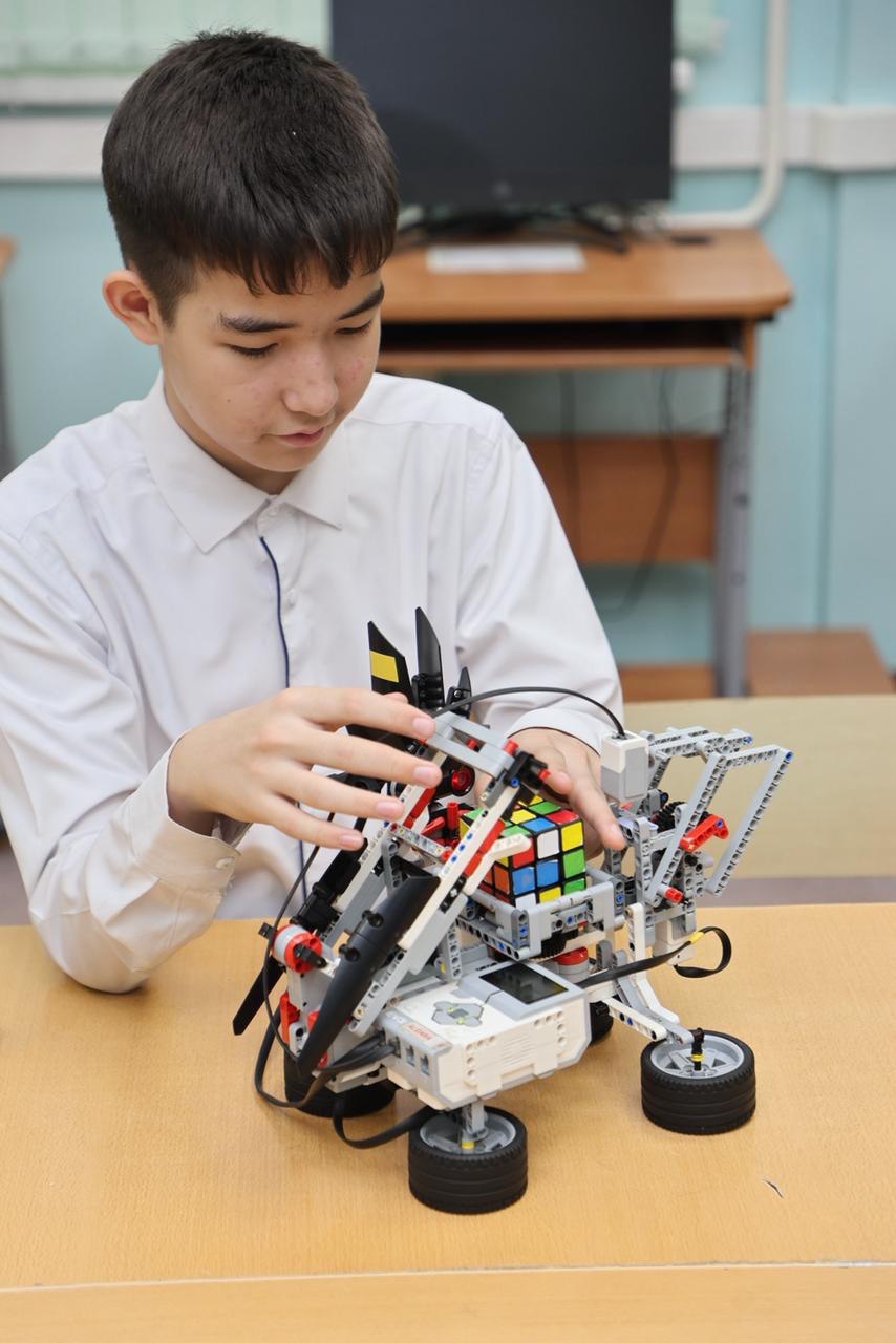 В Астане школьник создал умного робота, который собирает кубик Рубика за одну минуту