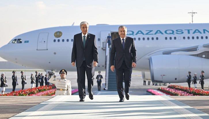 Президент Касым-Жомарт Токаев по приглашению Президента Узбекистана Шавката Мирзиёева прибыл с государственным визитом в Ташкент
