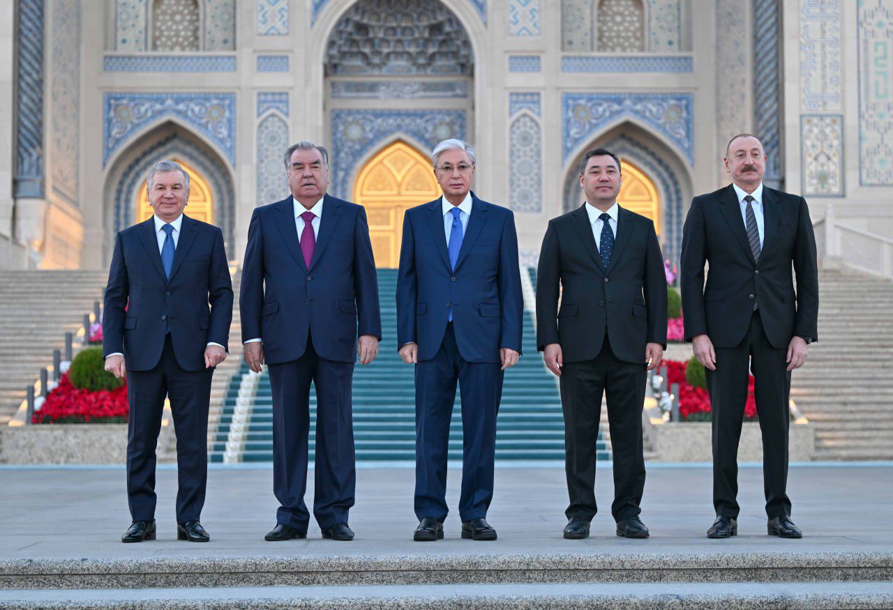 Главы государств Касым-Жомарт Токаев, Шавкат Мирзиёев, Ильхам Алиев, Садыр Жапаров и Эмомали Рахмон прибыли в Центр исламской цивилизации Ташкента