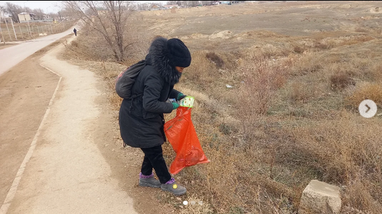 Работники биржы труда ежедневно убирают мусор