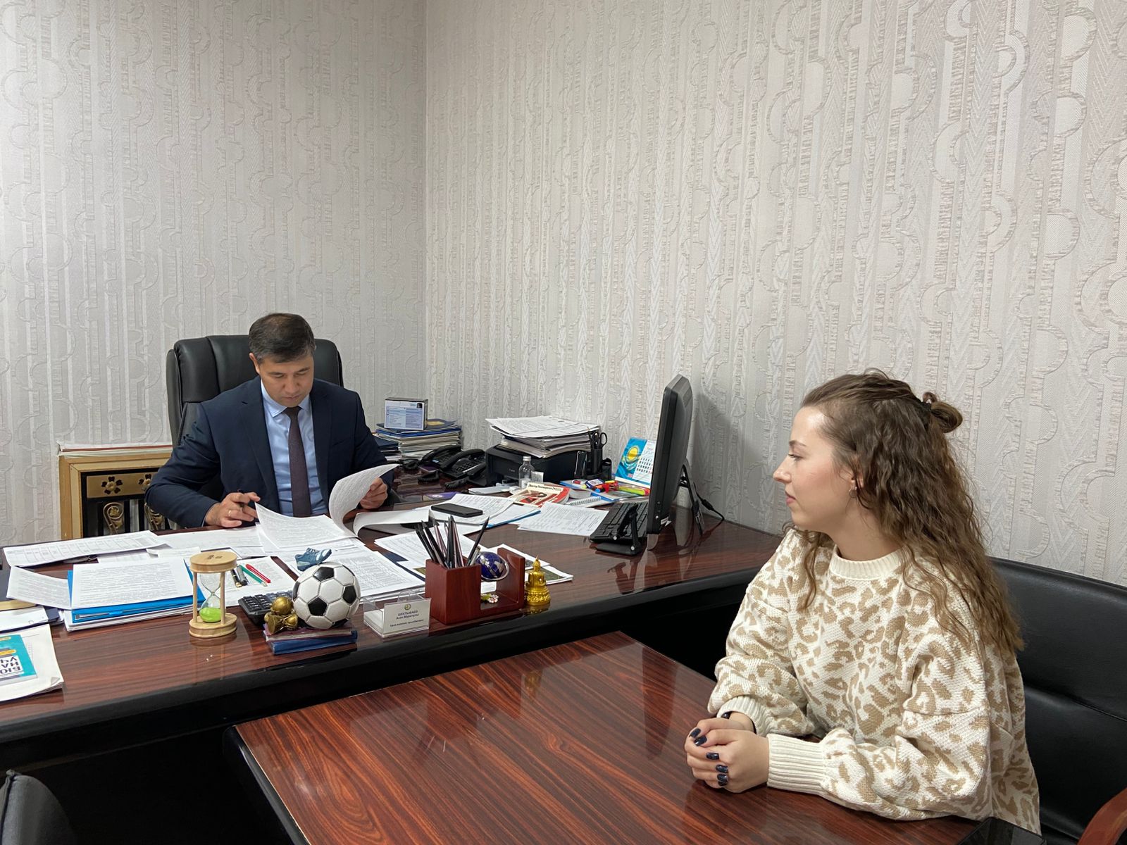 Әдеп жөніндегі уәкіл мемлекеттік қызметке алғаш кірген адаммен әңгімелесу өткізді