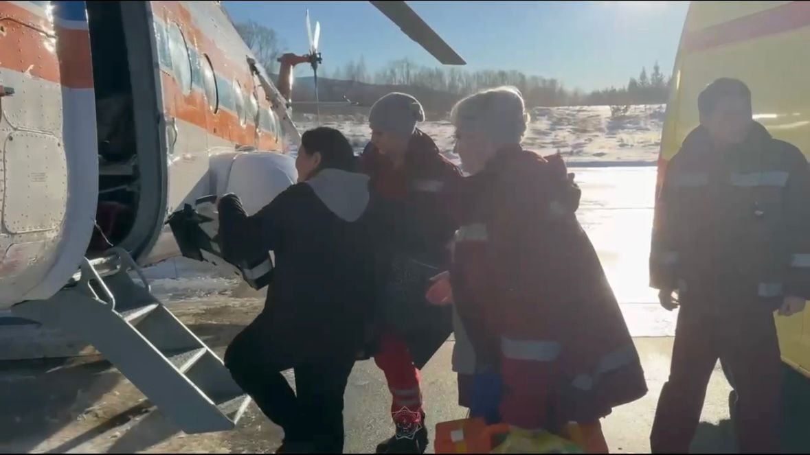 Құтқарушылар тікұшағы нәрестеге көмекке келді