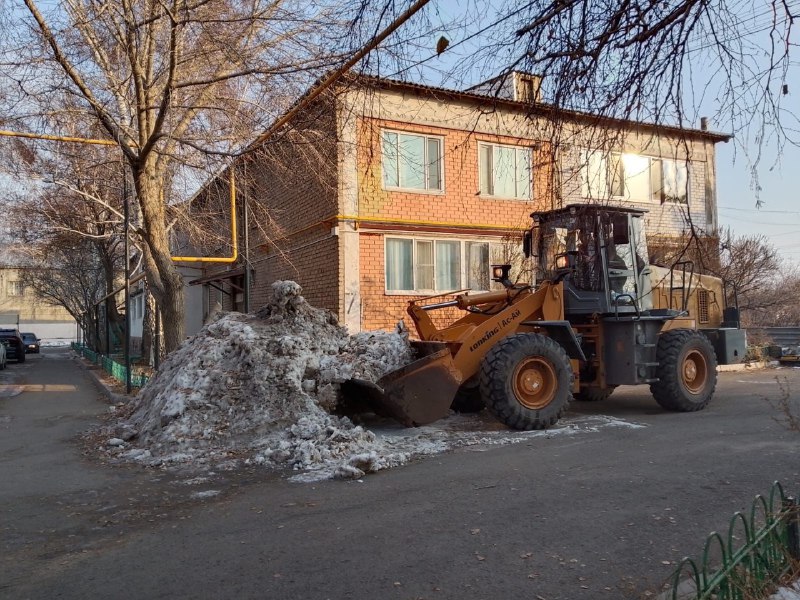 Около 3 000 дорожных рабочих вышли на уборку снега в столице