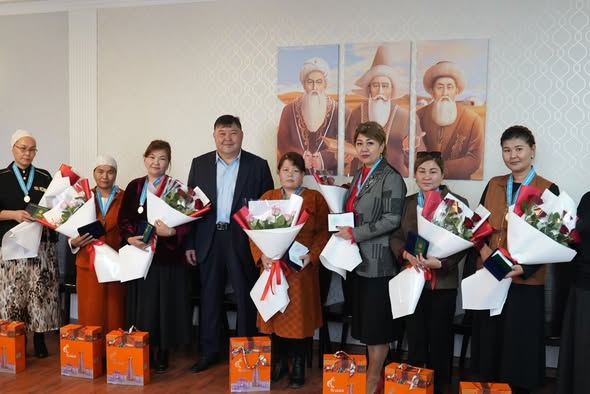 ШАРДАРА АУДАН ӘКІМІ КӨПБАЛАЛЫ АНАЛАРҒА МЕМЛЕКЕТТІК НАГРАДАЛАР ТАБЫСТАДЫ