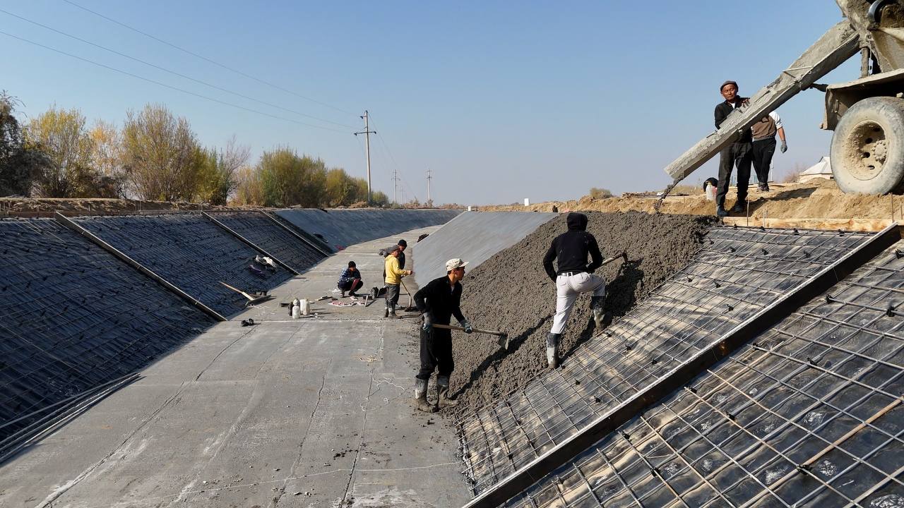 Масштабная модернизация: работы по бетонированию более 62 км земляных каналов ведутся в Туркестанской области