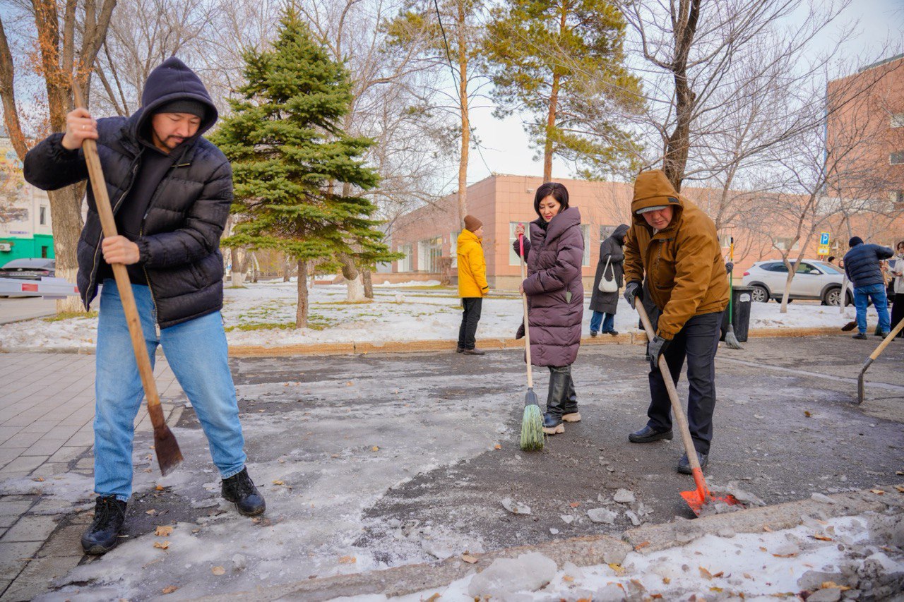 «Таза Қазақстан»: в Астане на территории Государственной академической филармонии им.Е. Рахмадиева прошла акция чистоты