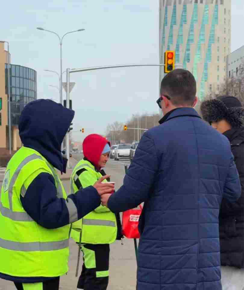 Аппарат акима района "Сарыарка" совместно с волонтёрами "Жастар рухы" выразили искреннюю благодарность работникам коммунальных служб