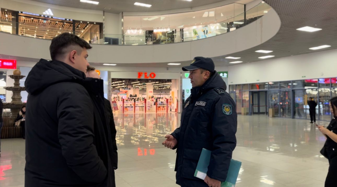 ШҚО тұрғындарына бет-жүзді жабатын киімге қойылған шектеулер туралы түсіндірілуде