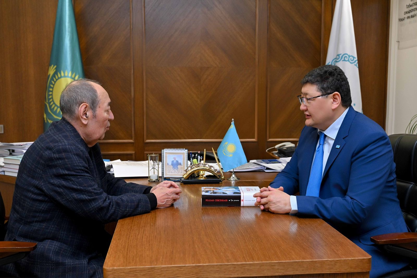 Аким области встретился с писателем Ролланом Сейсенбаевым