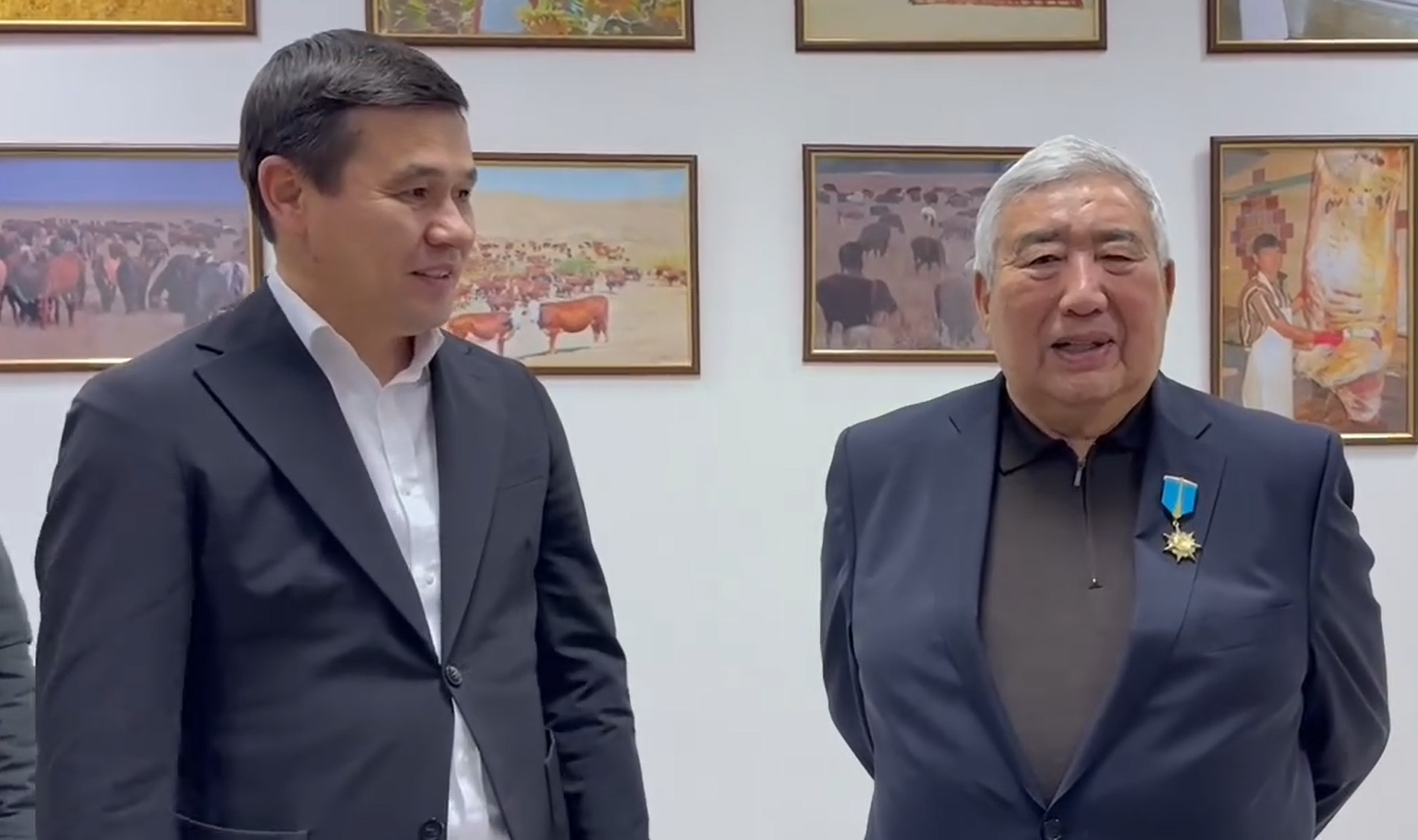 Аким Каргалинского района Нурлыбек Унербаев выразил почтение Амангосу Толеуову, удостоенному звания «Қазақстанның Еңбек Ері»