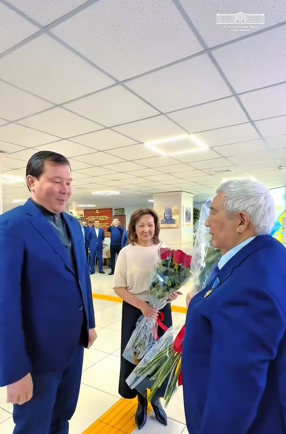 Соотечественники встретили в аэропорту Амангоса Толеуова, удостоенного звания «Қазақстанның Еңбек Ері»