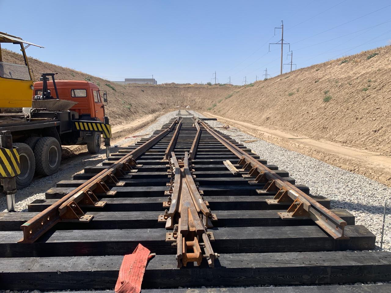 «ЖҰЛДЫЗ» ИНДУСТРИАЛДЫ АЙМАҒЫНДА ТЕМІРЖОЛ ТҰЙЫҒЫ САЛЫНУДА