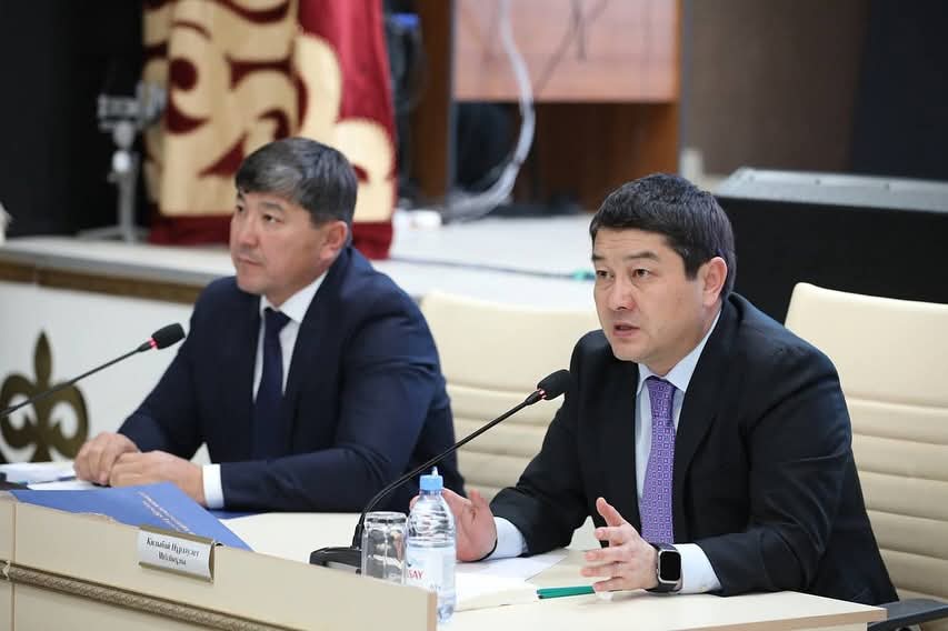 Нұрдәулет Қилыбай Қарақия ауданының жұмыссыздық мәселесін талқылап, Жетібай ауылының тұрғындарымен кездесті.