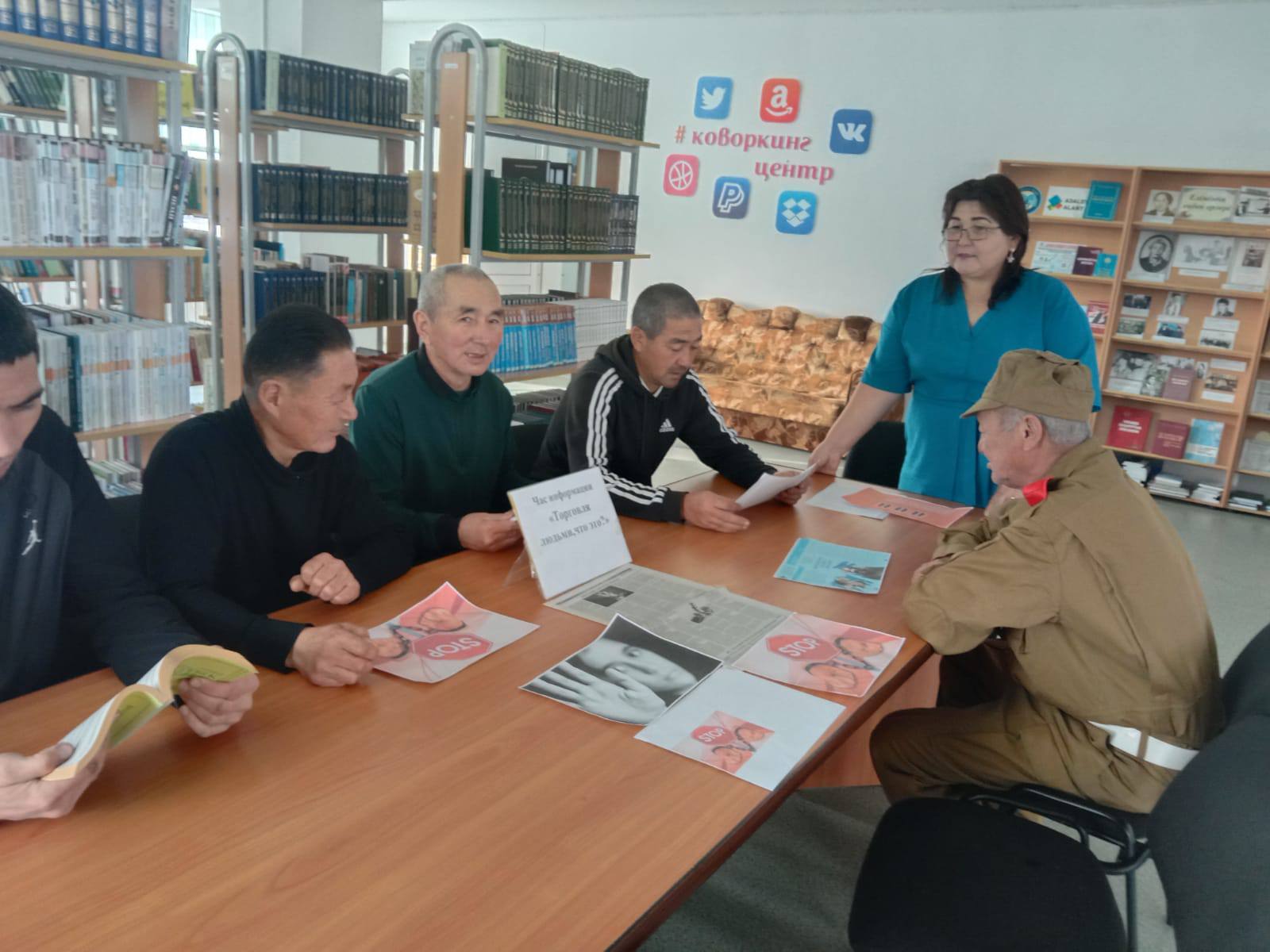 17 ноября в сельской библиотеке Дома культуры села Жанажол Майбалыкского сельского округа культорганизатор Бралина У.Б. провела информационный час с участием жителей села на тему «Торговля людьми – что это?»