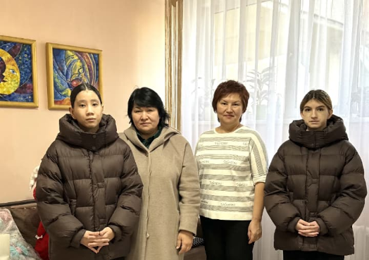 ҚОЛДАРЫМЕН ЖАҚСЫЛЫҚ ТАРАТҚАН ЖҮРЕКТЕР Павлодар оқушылары «Қамқор» акциясы аясында Балалар үйіне қуаныш сыйлады