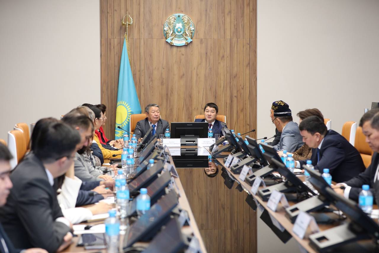 Сегодня, 19 ноября, с участием акима Мангистауской области Килыбая Нурдаулета Игиликулы состоялось очередное заседание областного Общественного совета.