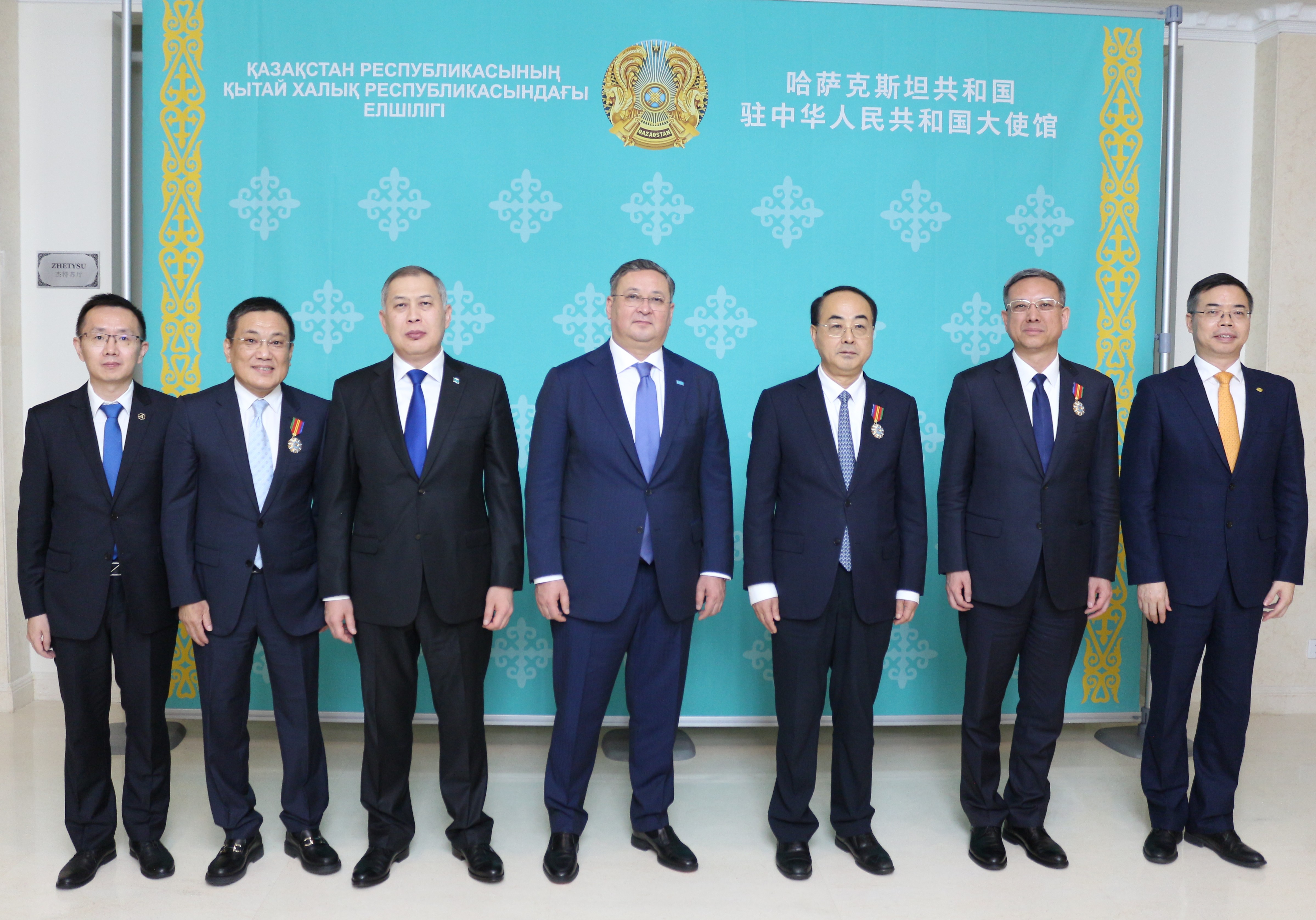 Руководители китайских компаний награждены орденами «Достық»