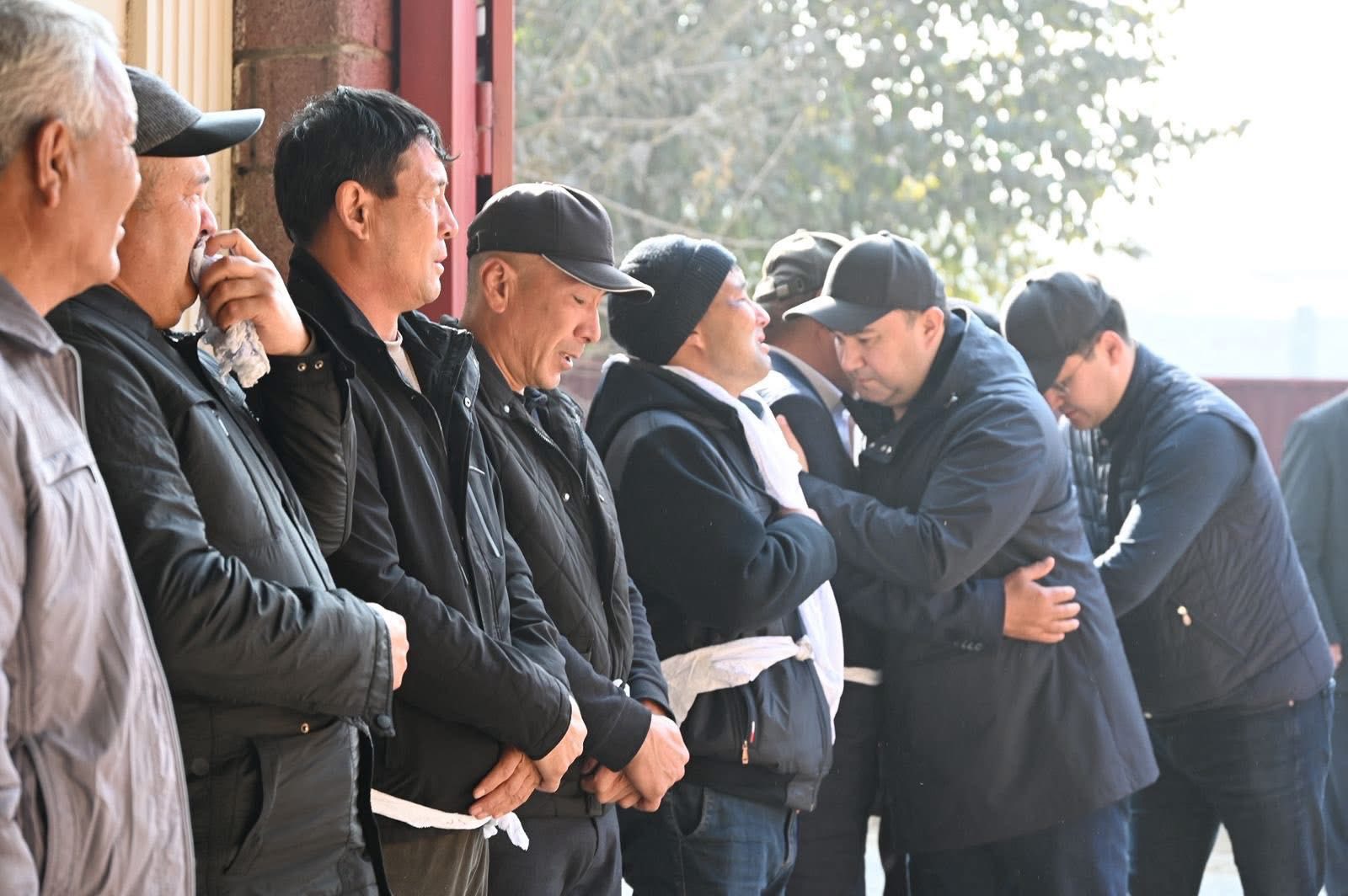 АКИМ ТУРКЕСТАНСКОЙ ОБЛАСТИ ПОСЕТИЛ ЖЕТЫСАЙ И ВЫРАЗИЛ СОБОЛЕЗНОВАНИЯ БЛИЗКИМ ПОГИБШИХ ПРИ ПОЖАРЕ