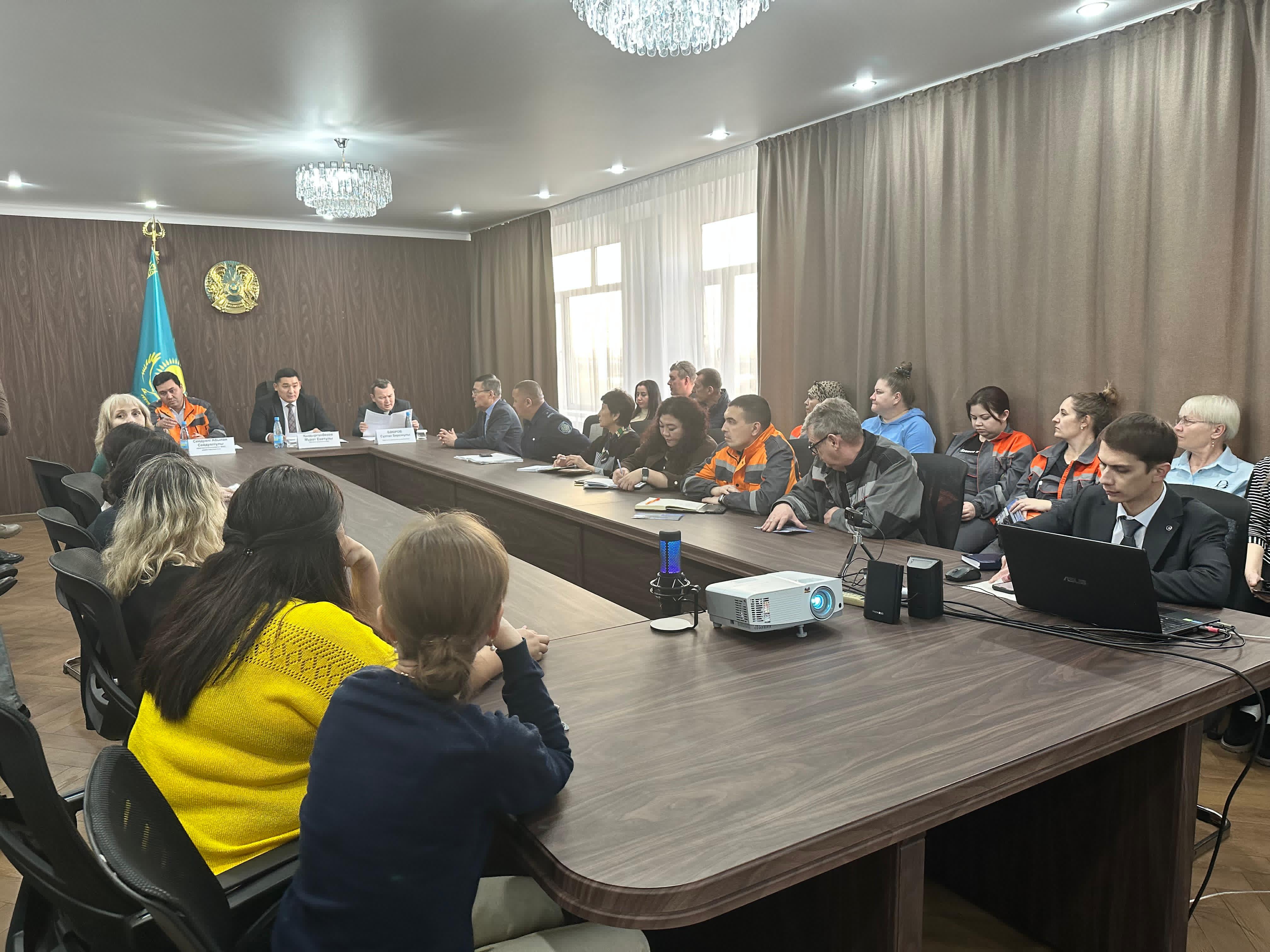 Продолжается проведение встреч с трудовыми коллективами