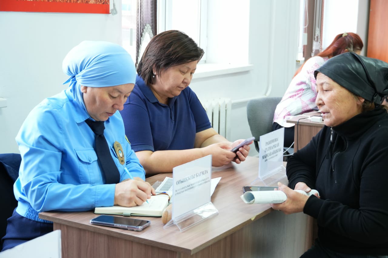 19.11.2025 года судебным исполнителем «Межрайонного территориального отдела по принудительному исполнению №3» Департамента юстиции Орынқызы Б. при участии представителей юридического сообщества области проведена акция «День бесплатной юридической помощи» для жителей Мугалжарского района.