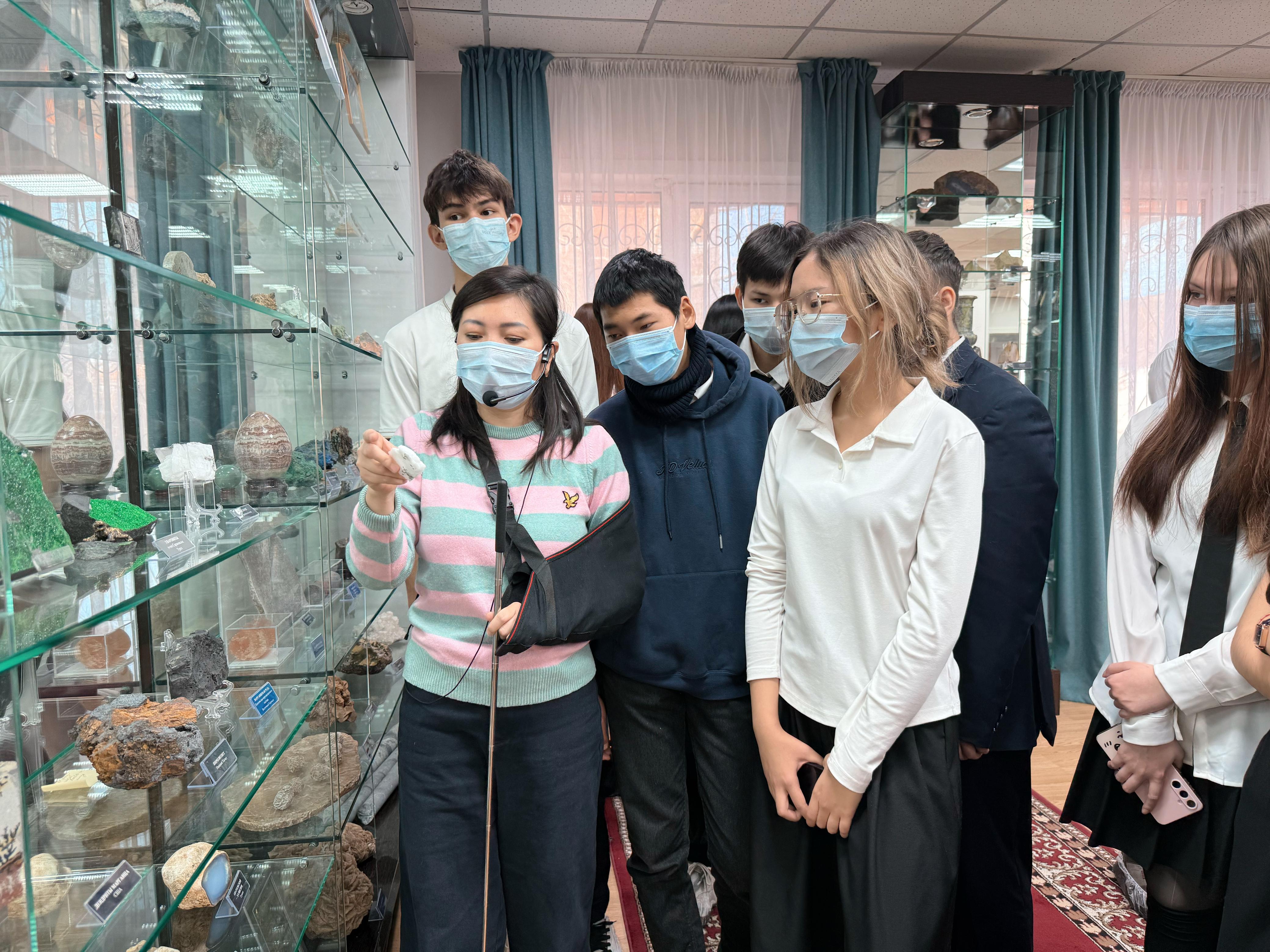 Столичные школьники открыли для себя мир минералов и ценности государственной службы