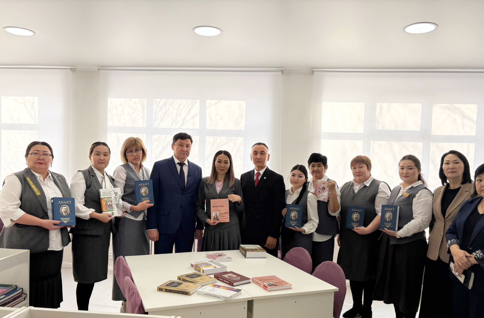 Руководитель управления образования подарил ценные книги родной школе