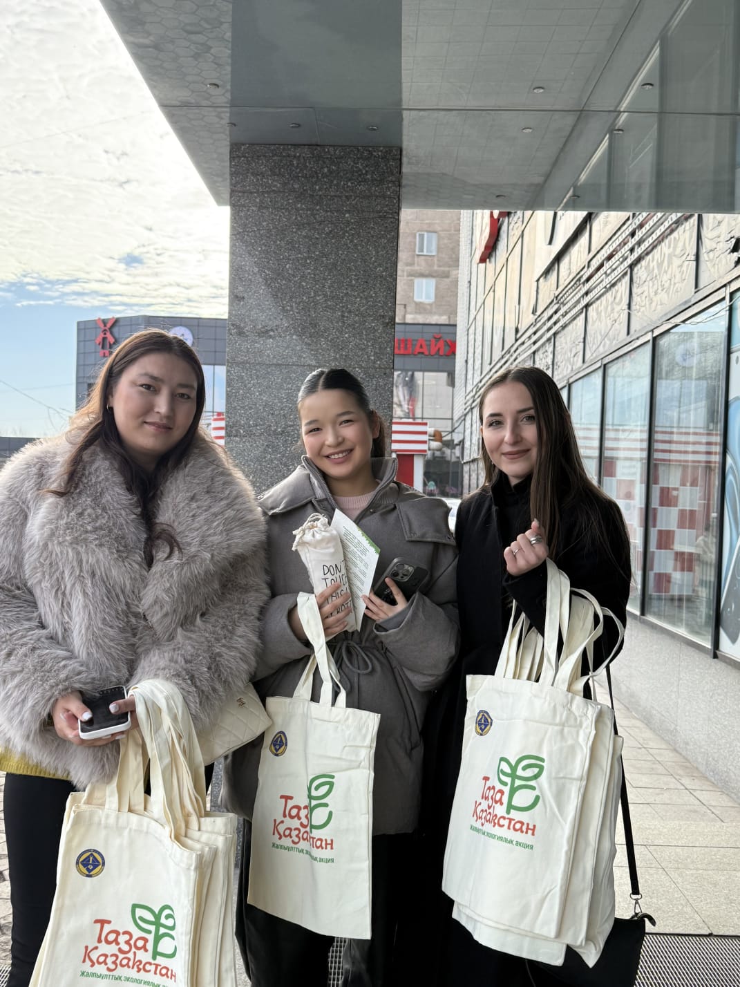 14 ноября в 12:00 в торговом доме «Әлем» города Темиртау прошла экологическая акция «Разделяй, сдавай, перерабатывай!»