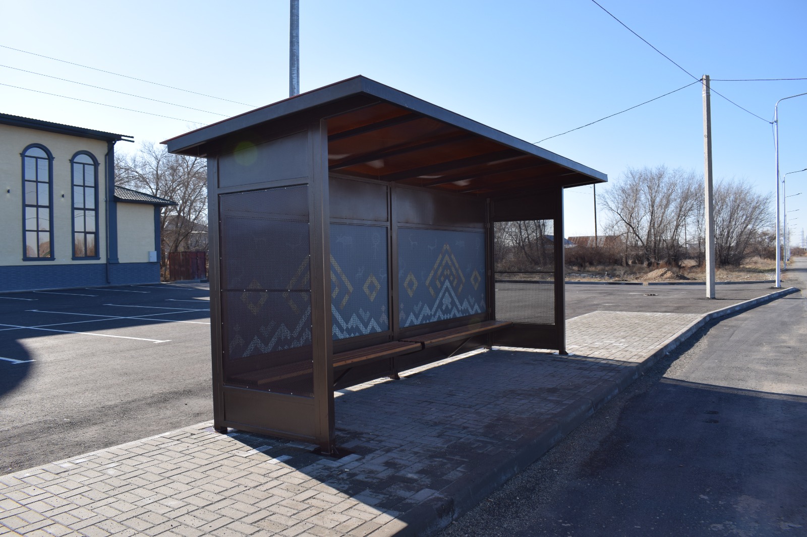 В Талдыкоргане устанавливают новые остановки в национальном стиле